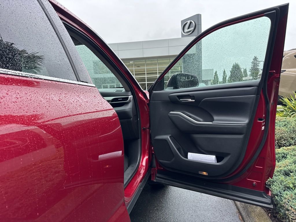 Used 2021 Toyota Highlander XLE AWD/4WD image 19