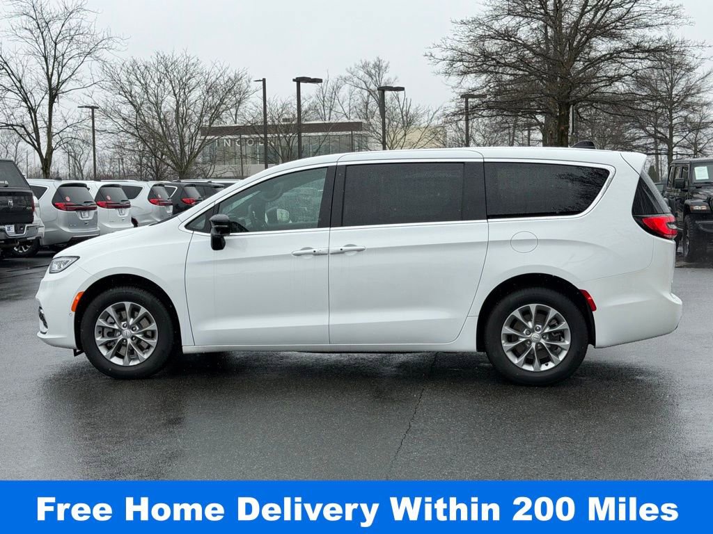 Used 2026 Chrysler Pacifica Select image 9