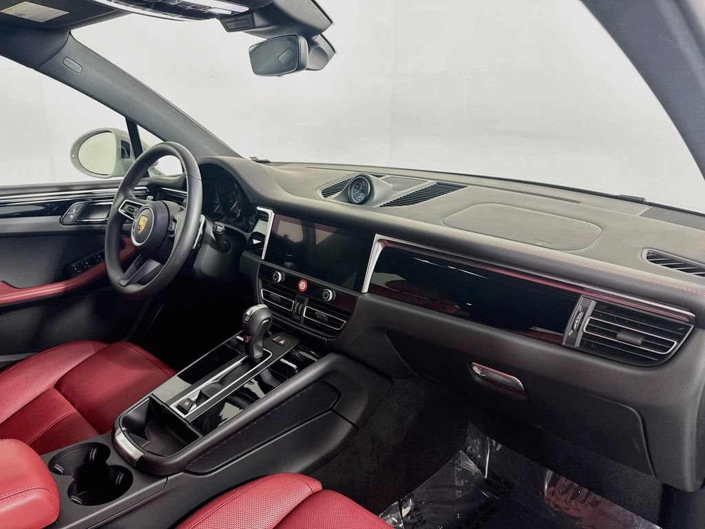 Certified 2026 Porsche Macan AWD/4WD image 29