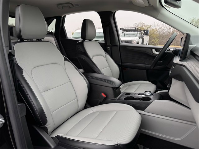 Certified 2025 Ford Escape Platinum image 32