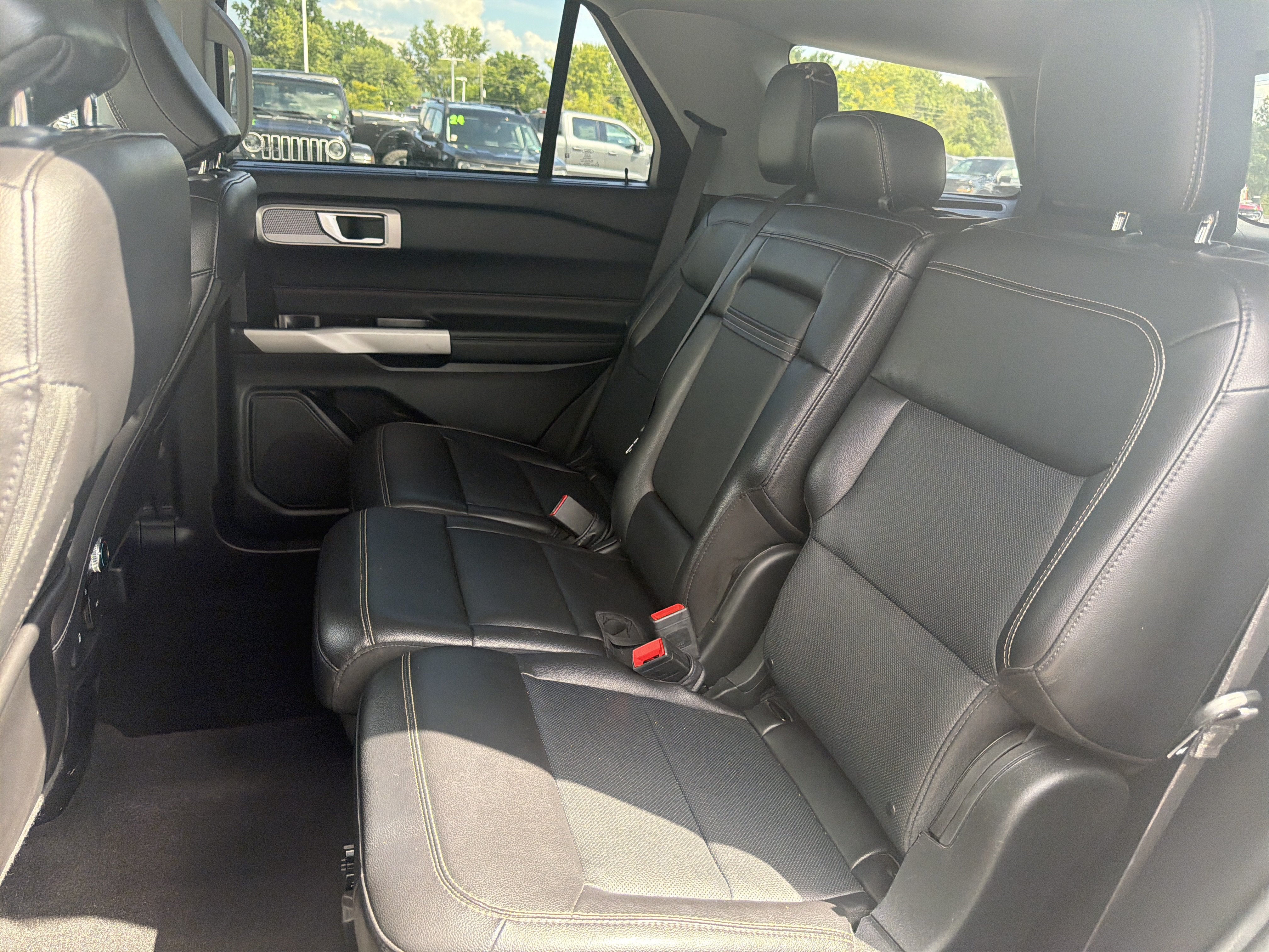 Used 2024 Ford Explorer Limited AWD/4WD image 13