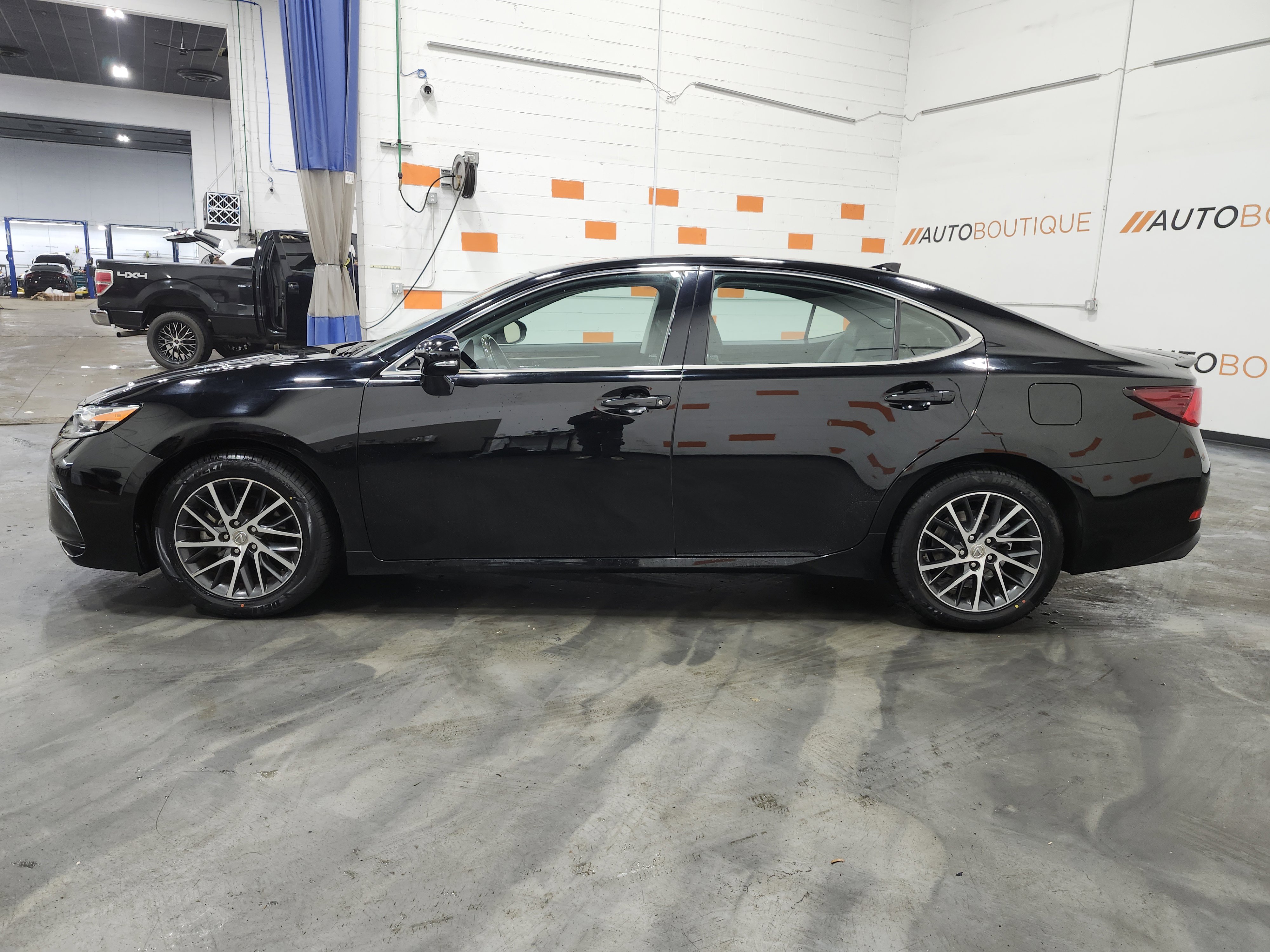 Used 2016 Lexus ES 350 w/ Premium Package w/Wood Trim image 16