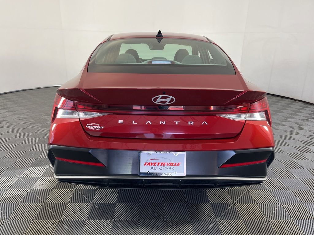 Used 2025 Hyundai Elantra SEL image 12