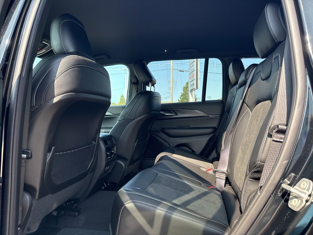 New 2025 Jeep Grand Cherokee Altitude image 16