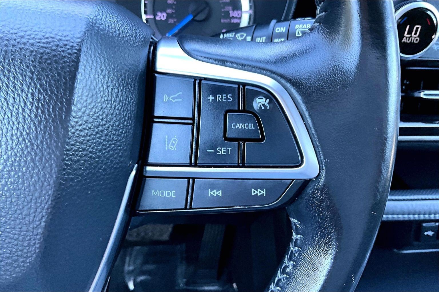 Used 2021 Toyota Highlander LE AWD/4WD image 18