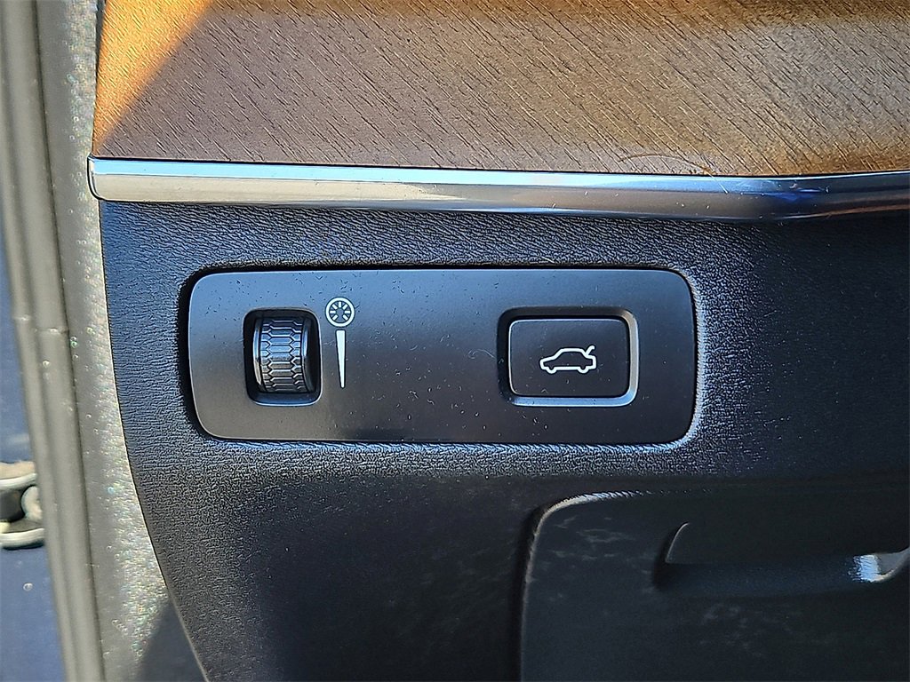 Used 2022 Volvo XC90 T6 Momentum w/ Advanced Package image 23