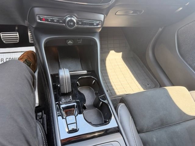 Used 2022 Volvo XC40 T5 R-Design w/ Climate Package AWD/4WD image 24