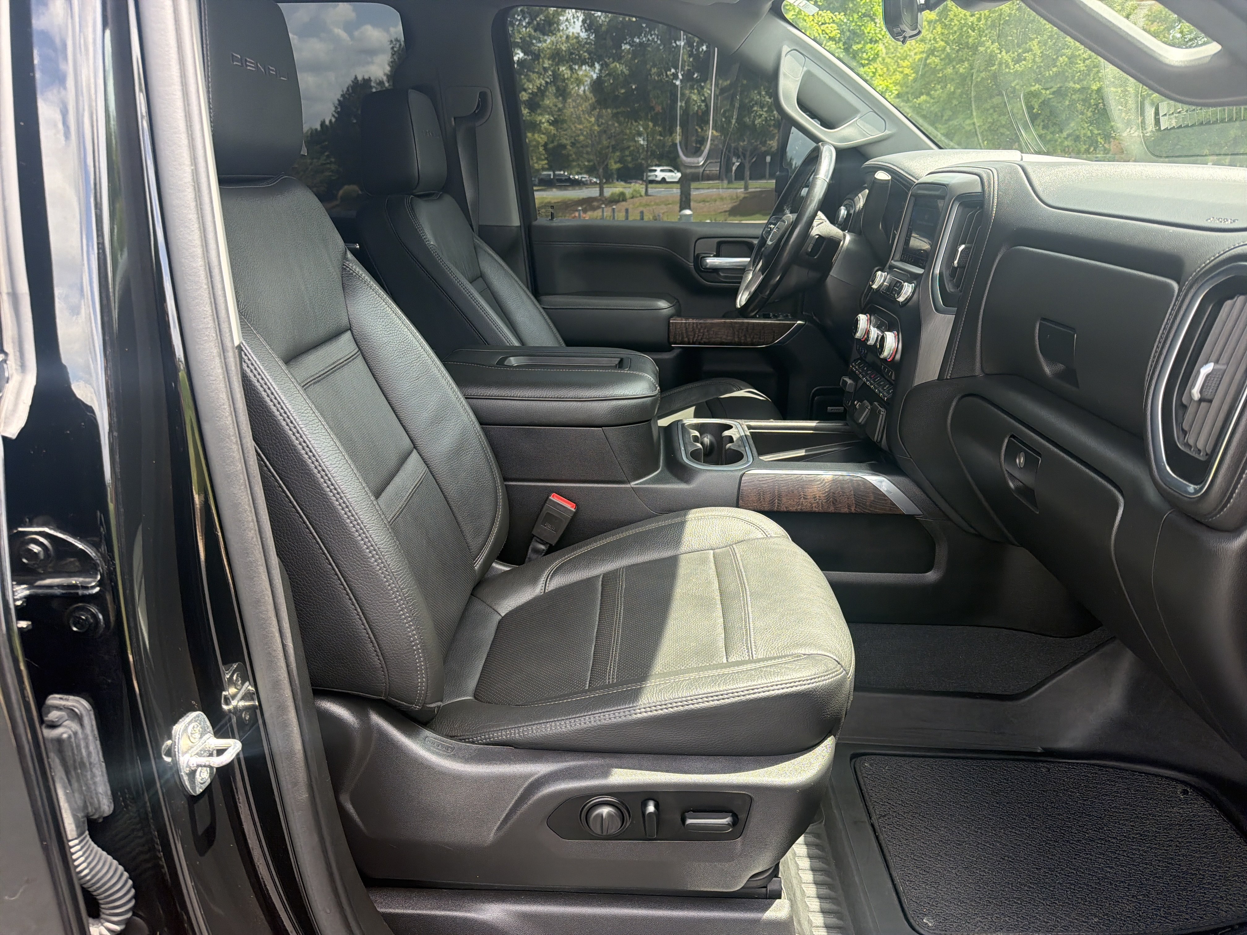 Used 2021 GMC Sierra 3500 Denali w/ Denali Black Diamond Edition AWD/4WD image 31