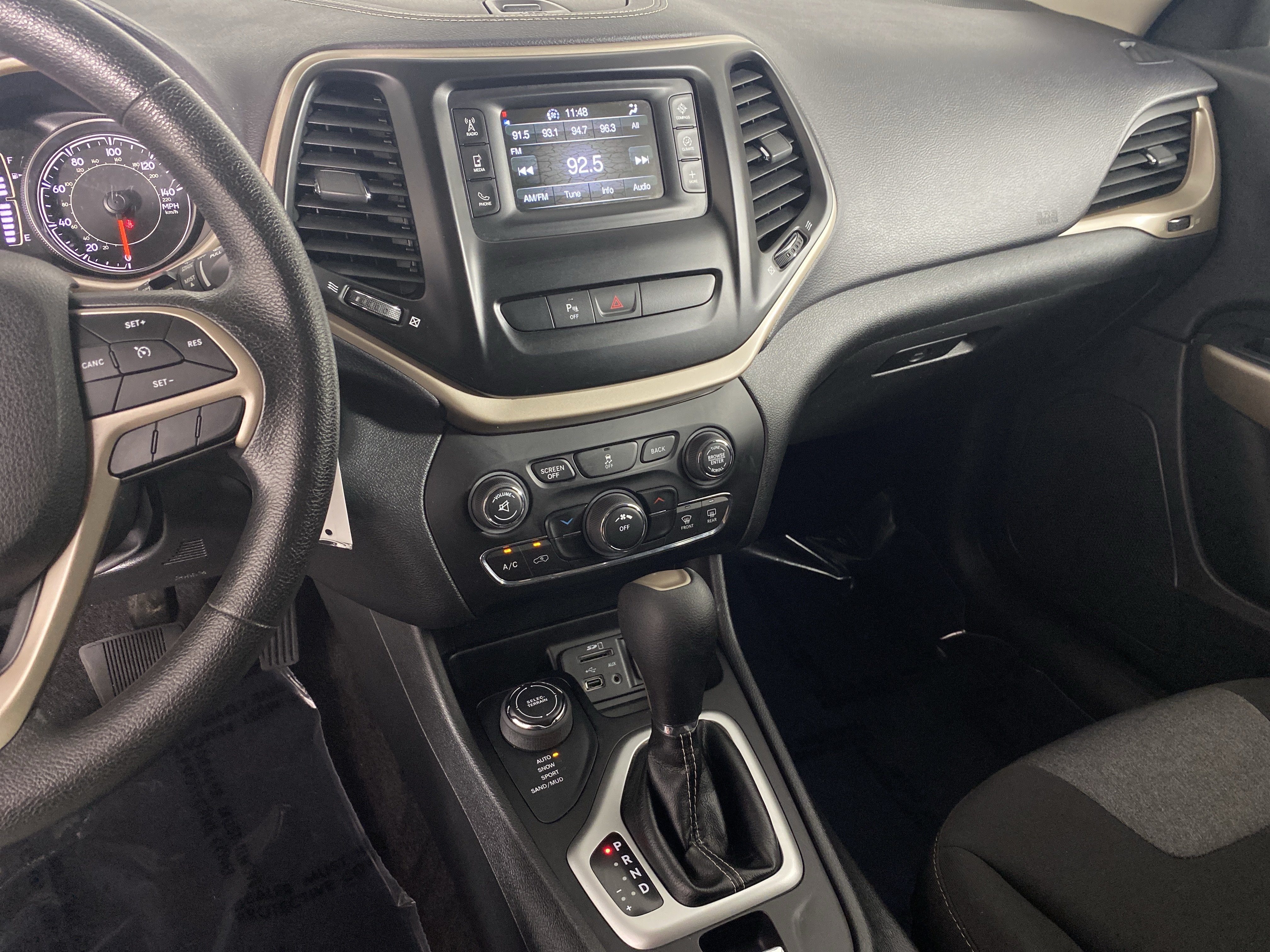 Used 2018 Jeep Cherokee Latitude w/ Safety Group AWD/4WD image 37