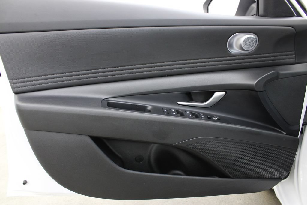 Used 2025 Hyundai Elantra SEL FWD image 18