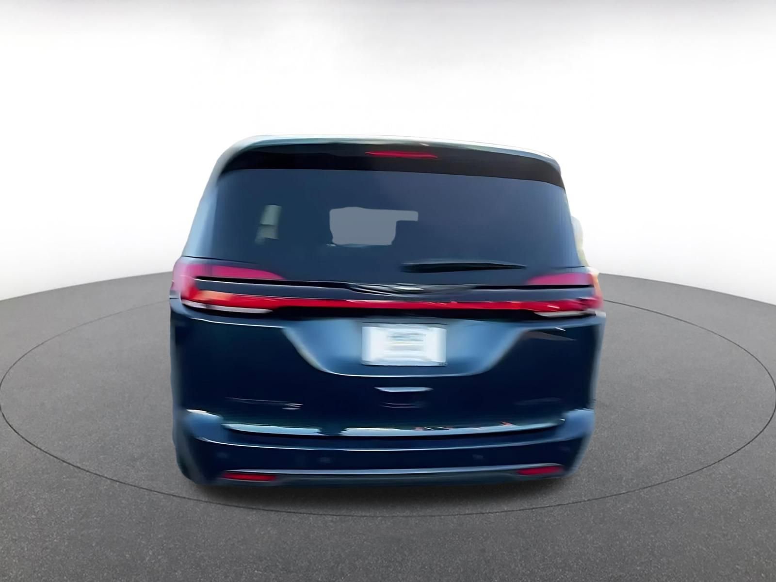 Used 2025 Chrysler Pacifica Limited image 12