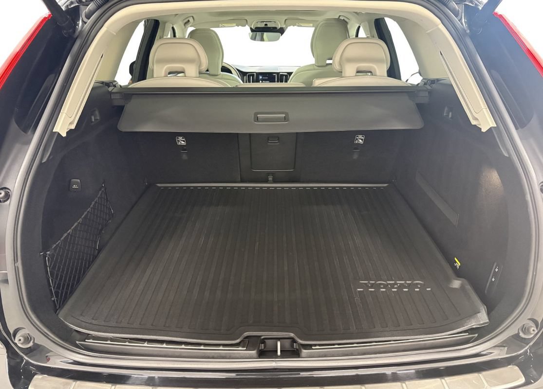 Used 2019 Volvo XC60 T5 Momentum w/ Multimedia Package AWD/4WD image 13