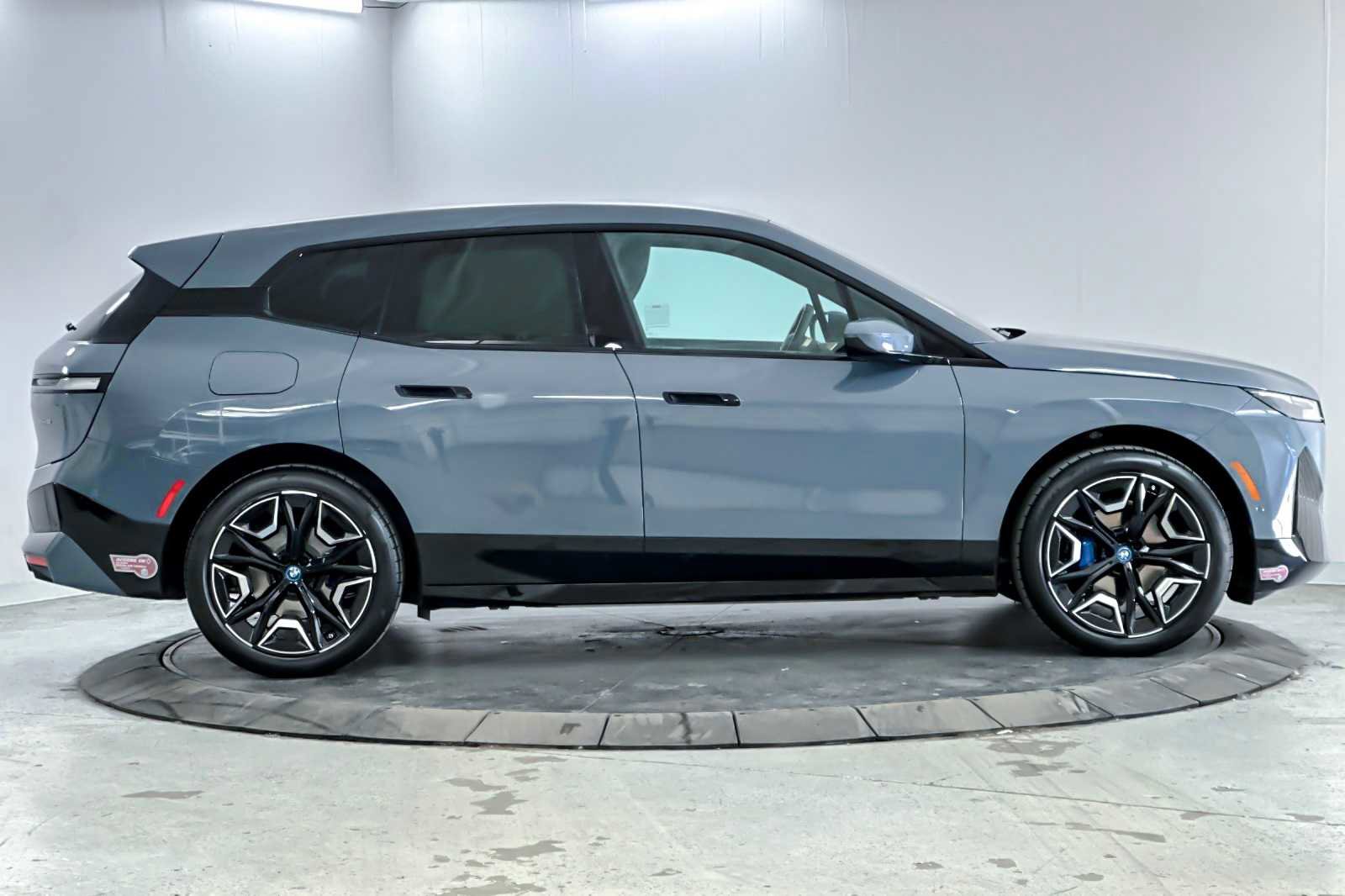 Used 2023 BMW iX xDrive50 w/ Sport Package image 8