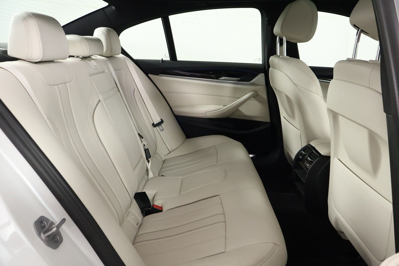 Used 2023 BMW 530e w/ Convenience Package RWD image 30