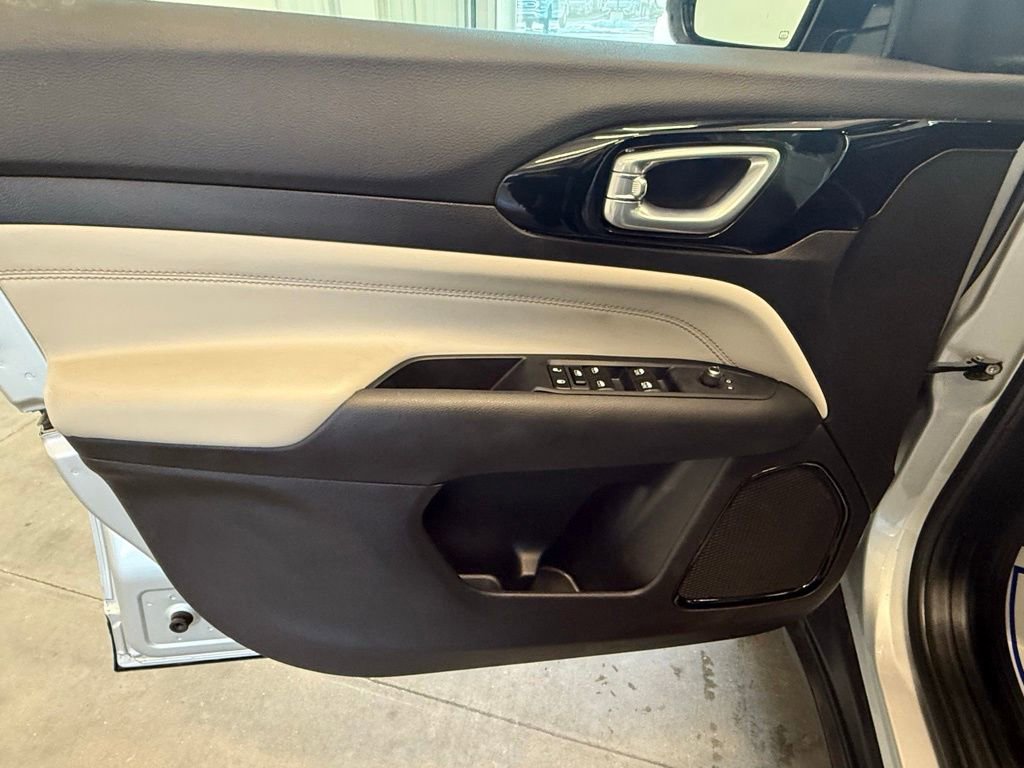 Used 2025 Jeep Compass Limited image 18