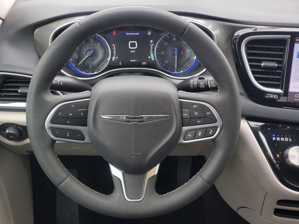 Used 2023 Chrysler Pacifica Touring-L image 34