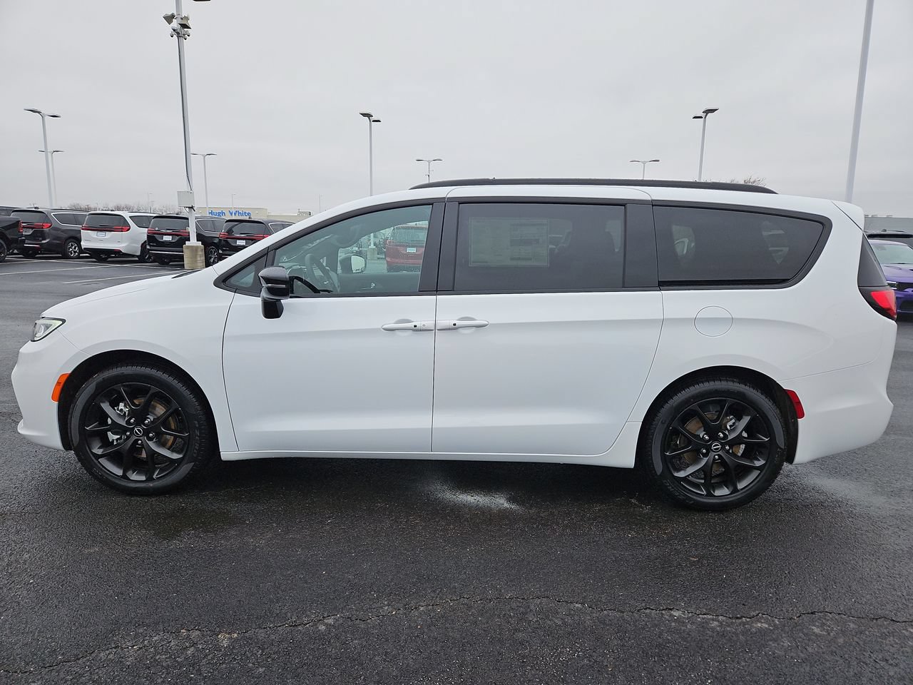 New 2026 Chrysler Pacifica Select w/ S Appearance Package FWD image 4