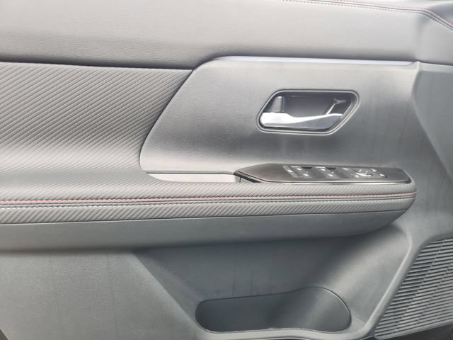 New 2025 Nissan Kicks SR FWD image 17