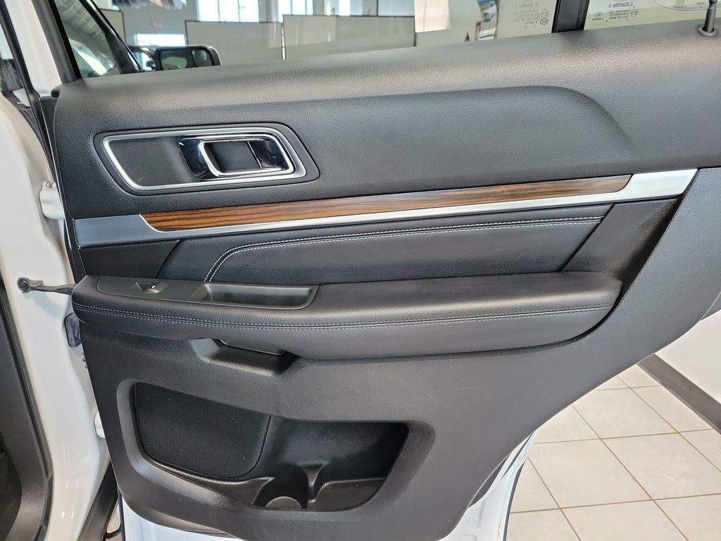 Used 2017 Ford Explorer Limited image 21