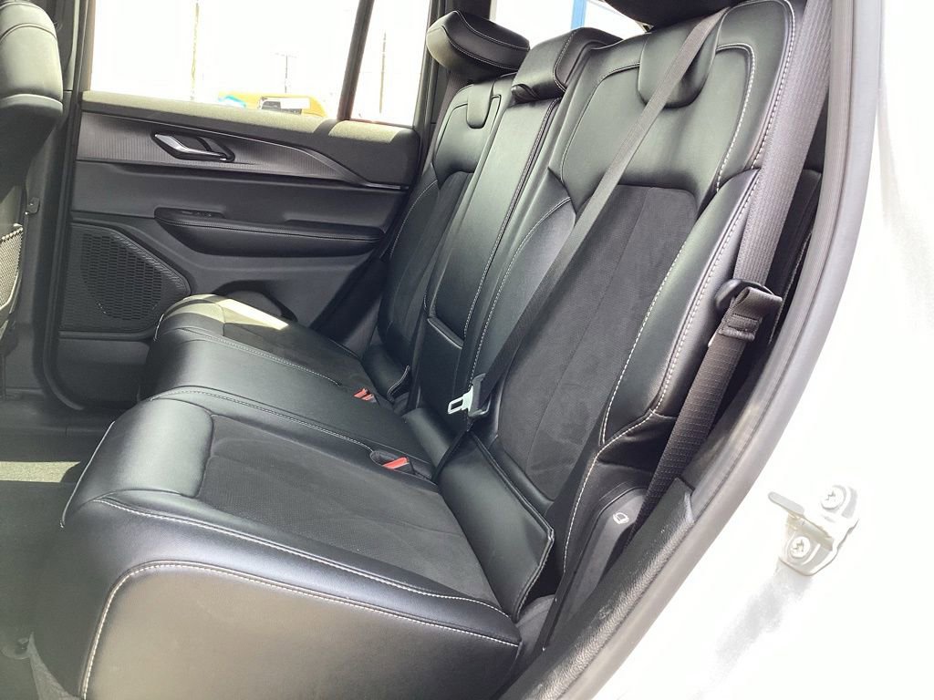 Used 2025 Jeep Grand Cherokee Altitude AWD/4WD image 18