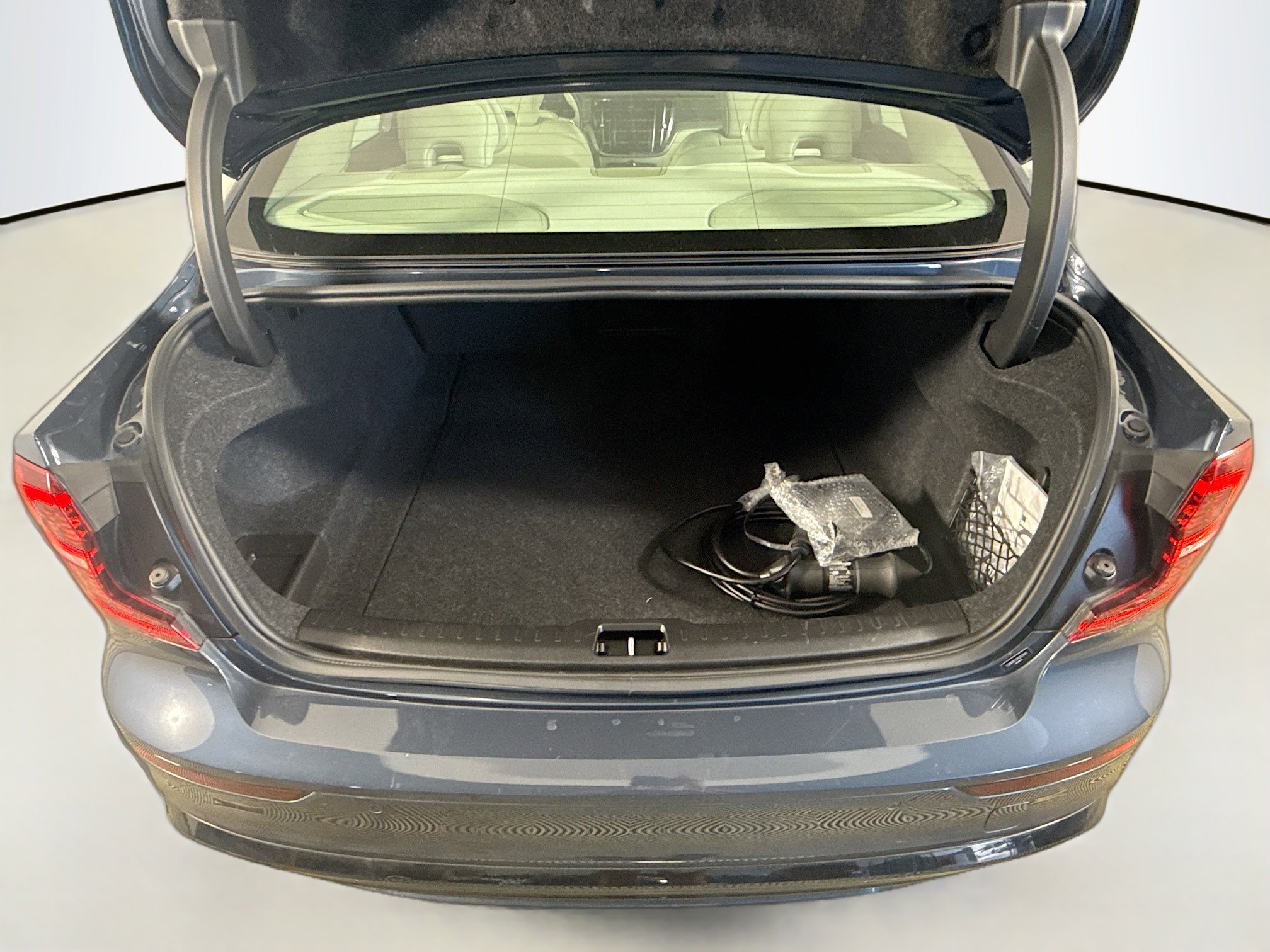 Used 2023 Volvo S60 T8 Plus image 35