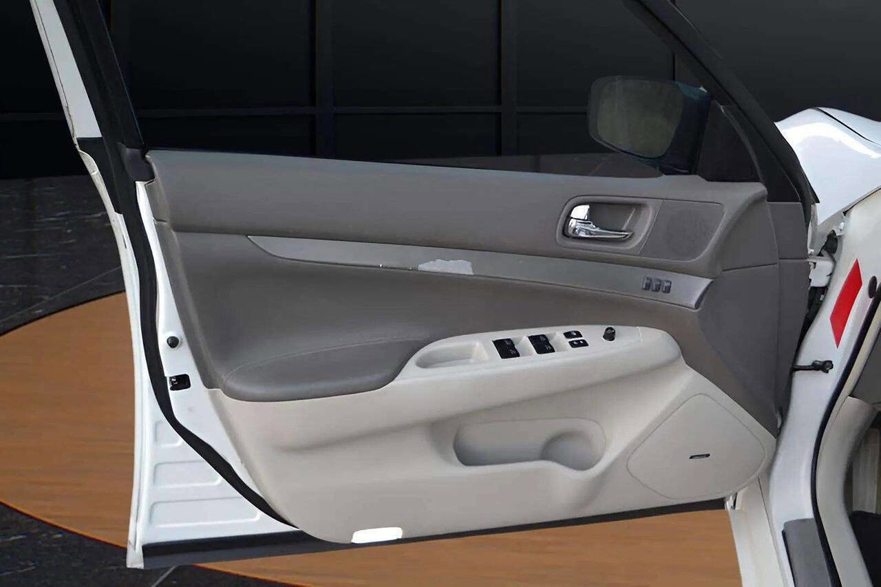 Used 2013 INFINITI G37 Journey w/ Premium Pkg image 19