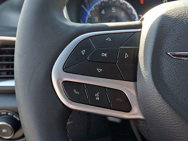 Used 2025 Chrysler Pacifica Select image 21