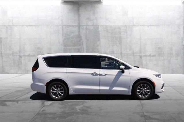 Used 2023 Chrysler Pacifica Touring-L w/ Uconnect Theater Family Group AWD/4WD image 5