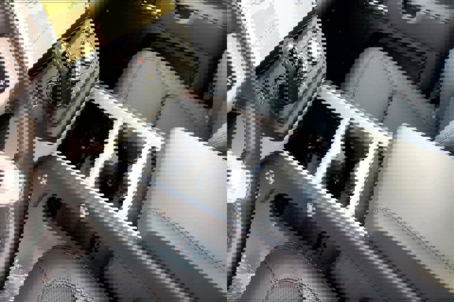 New 2026 Land Rover Defender 130 X-Dynamic SE image 10