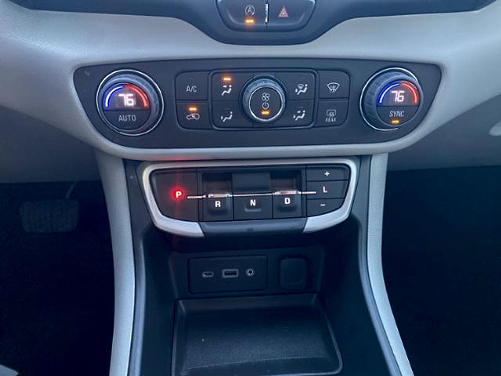 Used 2022 GMC Terrain SLE w/ Driver Convenience Package image 29