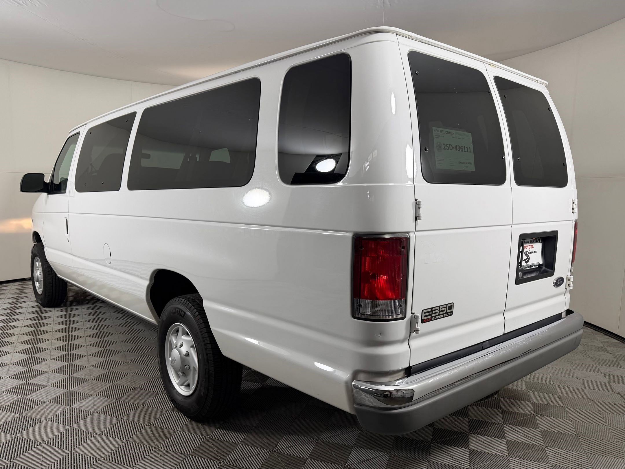 Used 2001 Ford E-350 and Econoline 350 Club Wagon image 3