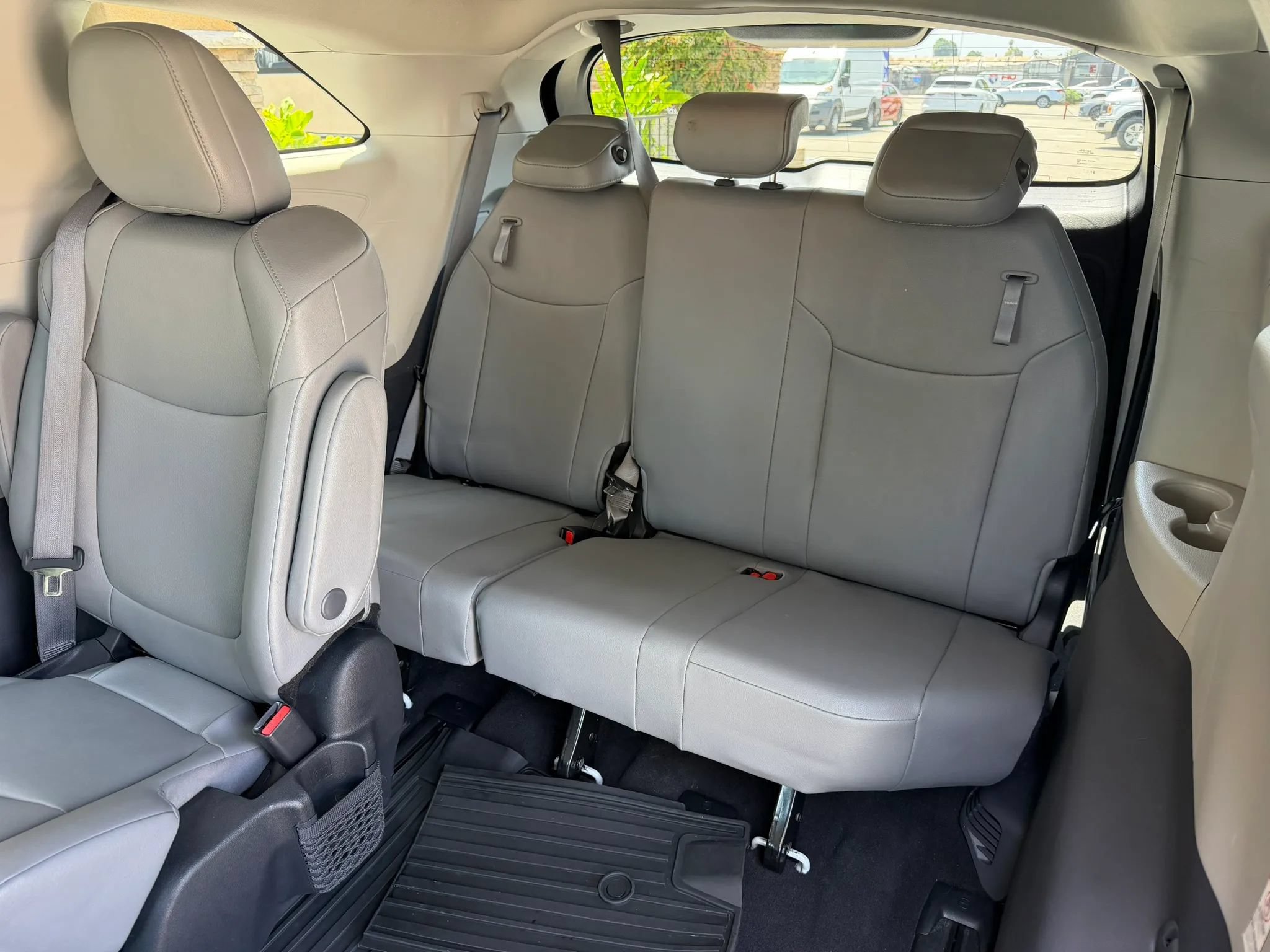 Used 2023 Toyota Sienna XLE FWD image 16