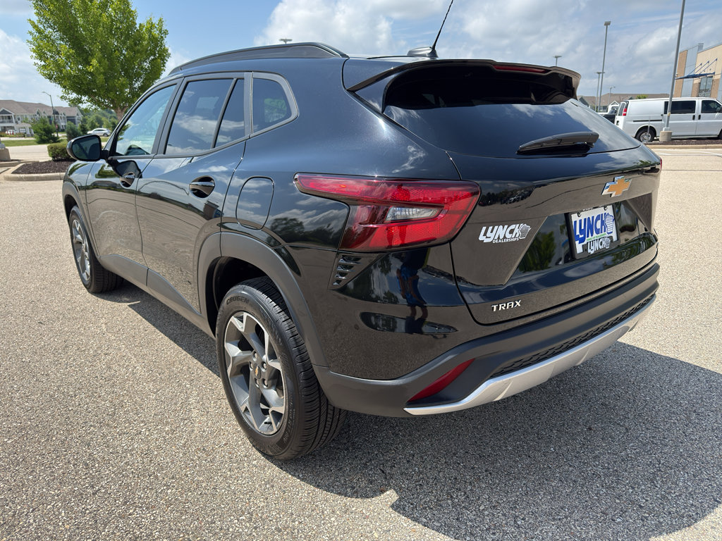 Used 2025 Chevrolet Trax LT FWD image 3