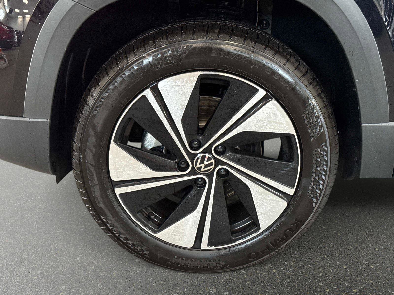 New 2026 Volkswagen Taos SE image 9