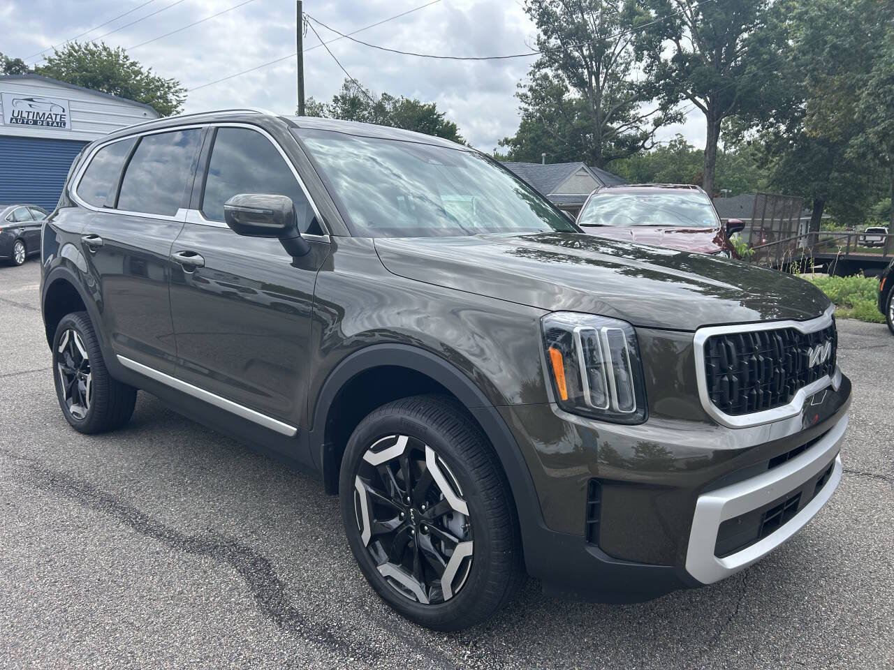 Used 2025 Kia Telluride EX w/ EX Captain's Chair Package FWD image 16