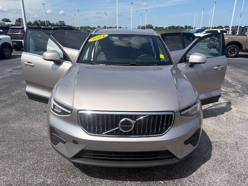 Used 2024 Volvo XC40 B5 Core AWD/4WD image 8