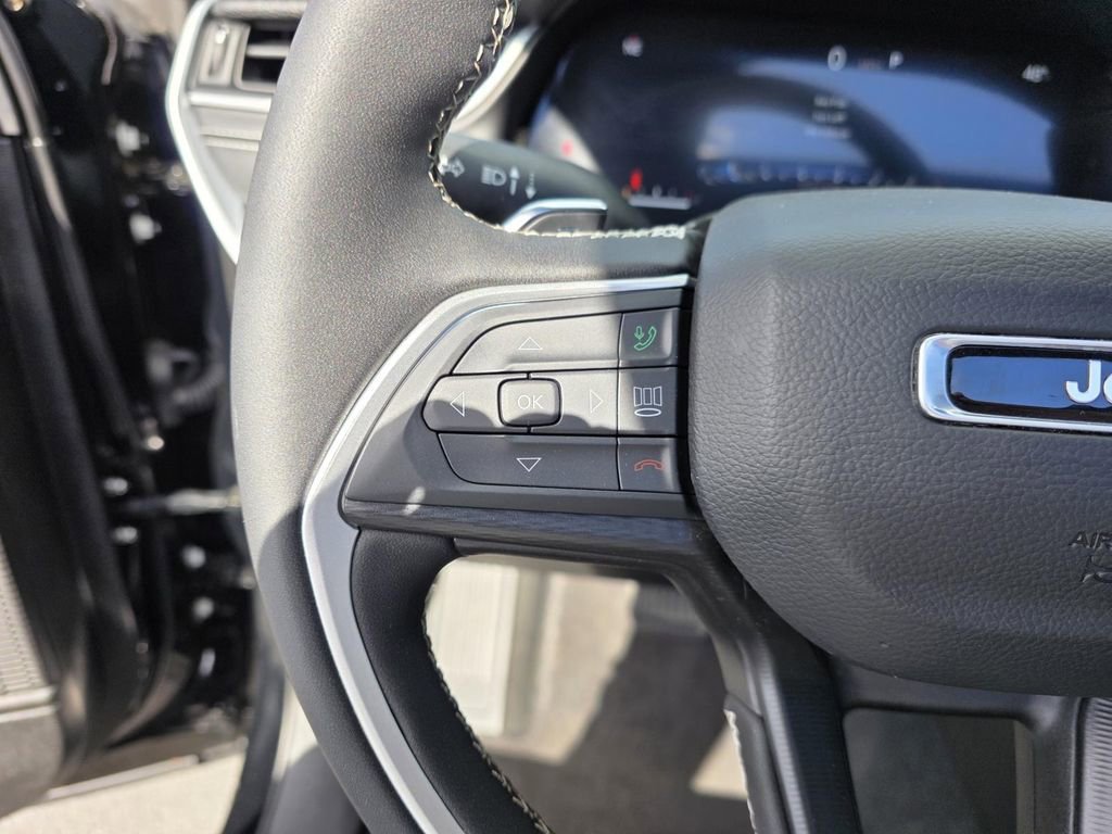 Certified 2025 Jeep Grand Cherokee Altitude image 17