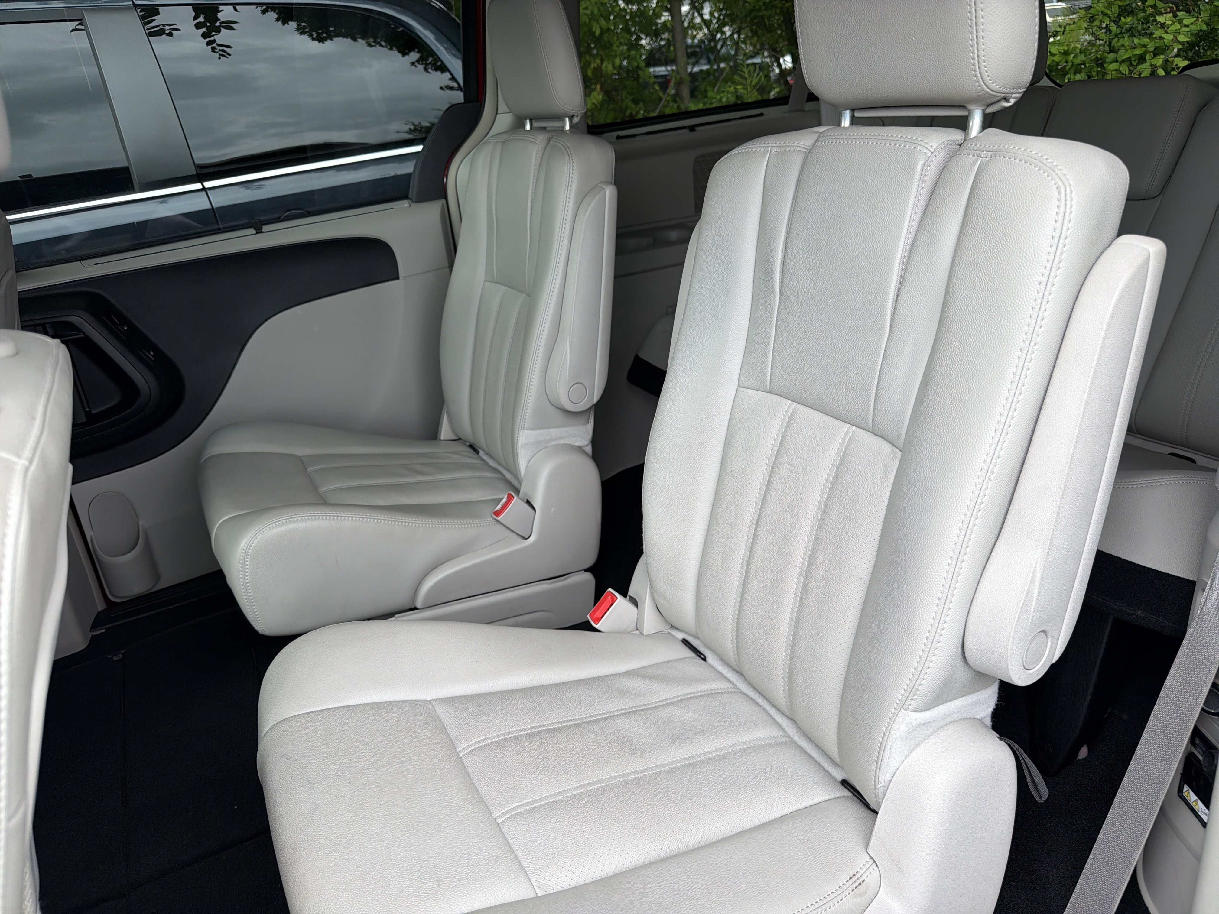 Used 2014 Chrysler Town & Country Touring-L w/ Driver Convenience Group FWD image 11