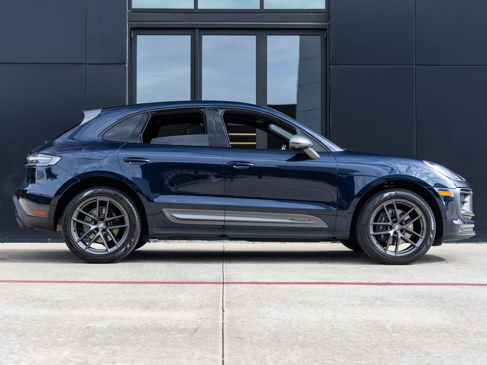 Certified 2023 Porsche Macan Turbo AWD/4WD image 12