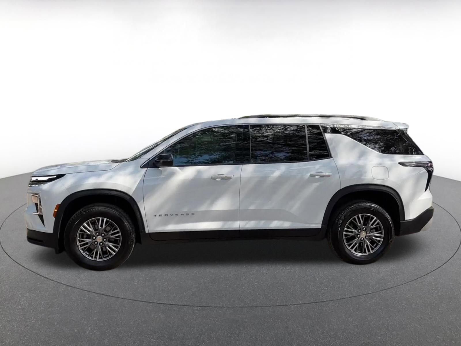 Used 2025 Chevrolet Traverse LT image 14