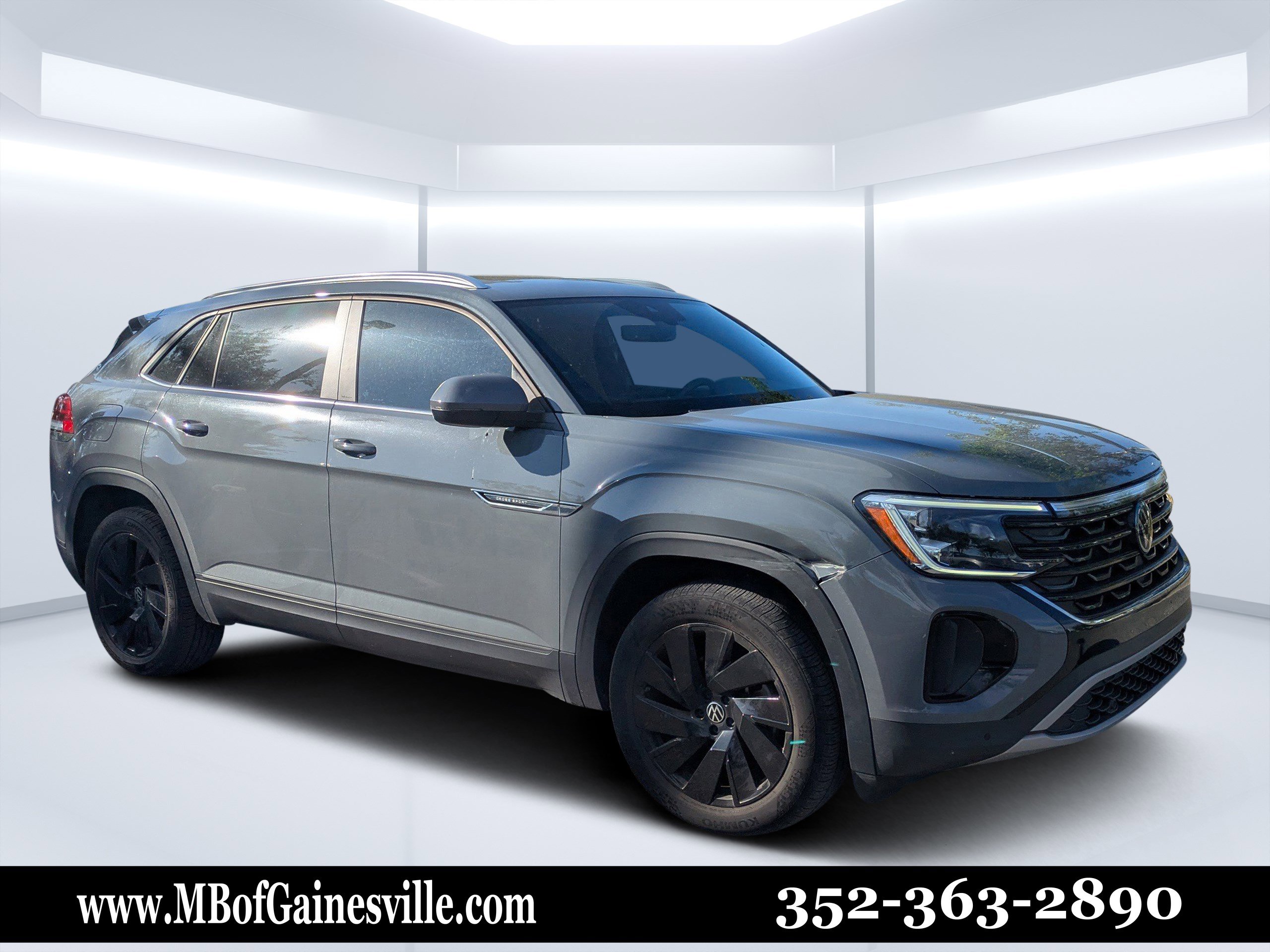 Used 2024 Volkswagen Atlas Cross Sport SE w/ Panoramic Sunroof Package FWD image 1