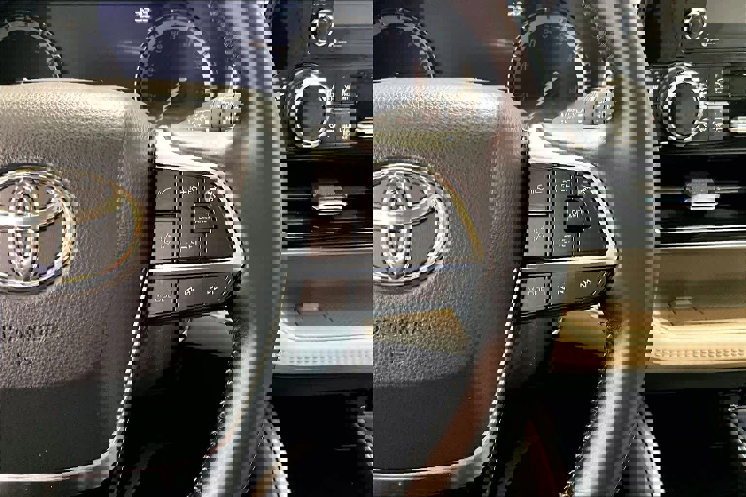 Used 2021 Toyota Highlander XLE image 24