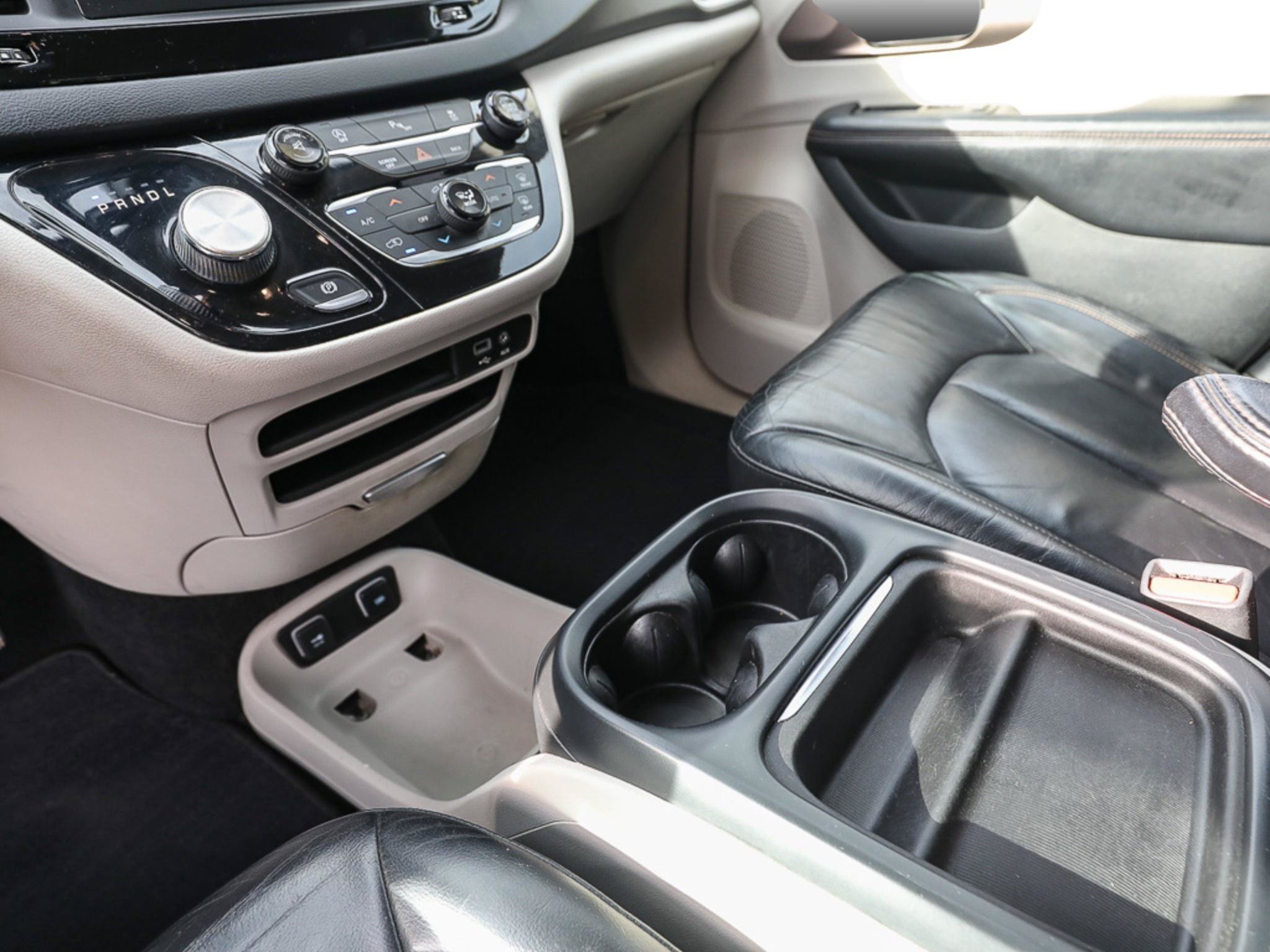 Used 2017 Chrysler Pacifica Touring-L FWD image 19