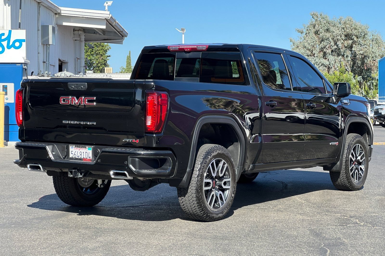 Used 2025 GMC Sierra 1500 AT4 w/ Technology Package AWD/4WD image 4