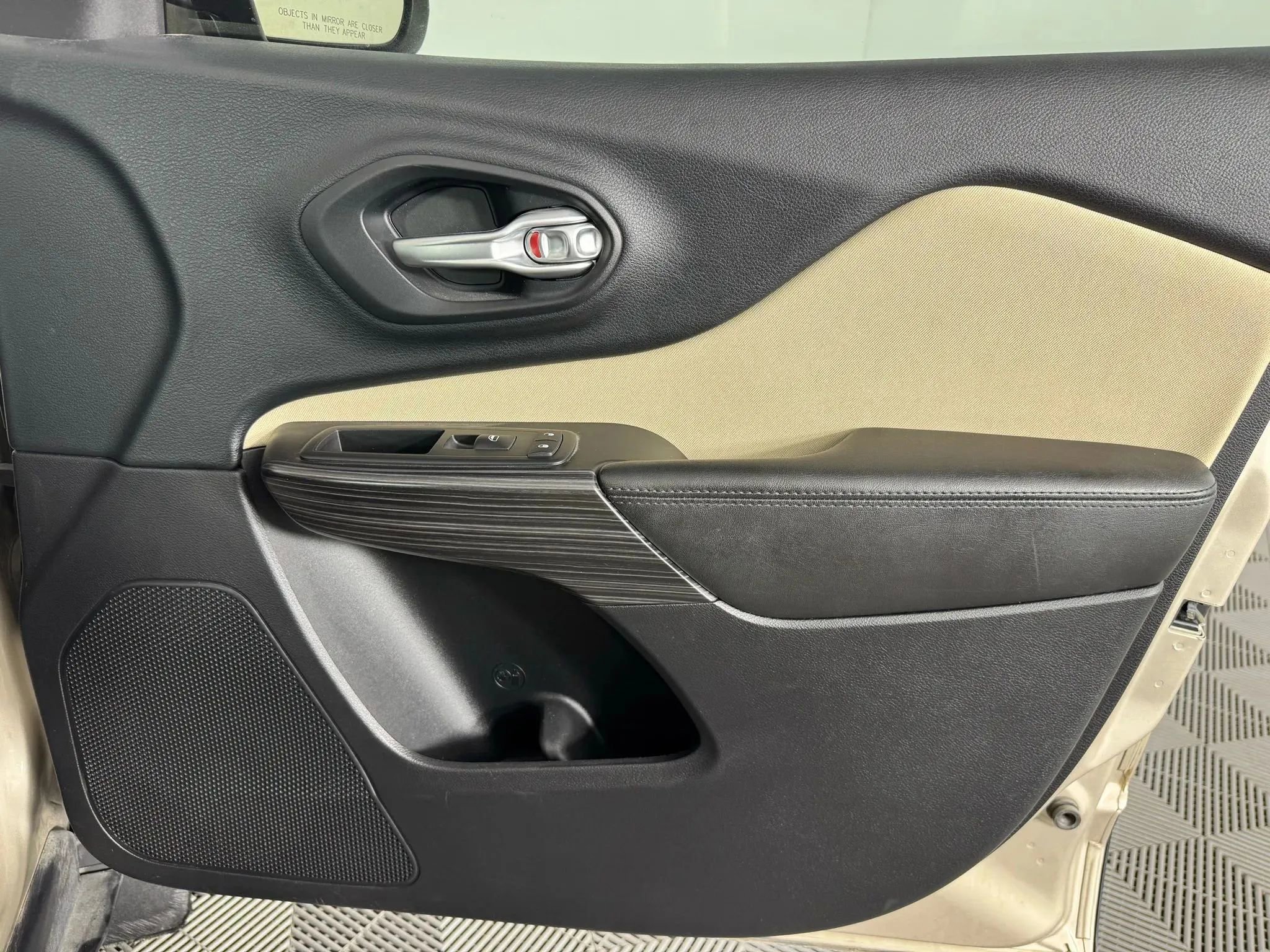 Used 2015 Jeep Cherokee Sport image 35