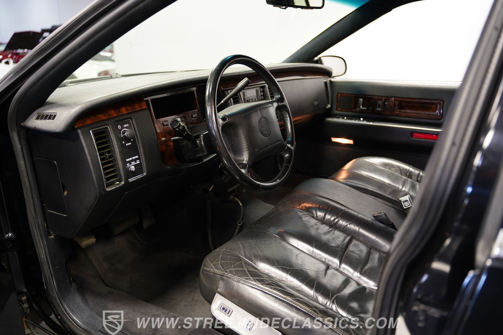 Used 1995 Cadillac Fleetwood Brougham RWD image 4