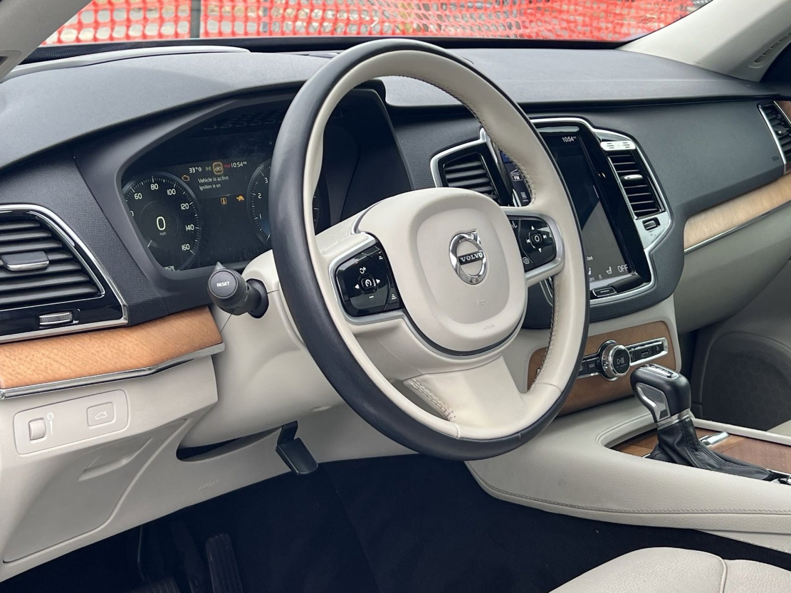 Used 2022 Volvo XC90 T6 Momentum w/ Advanced Package image 13