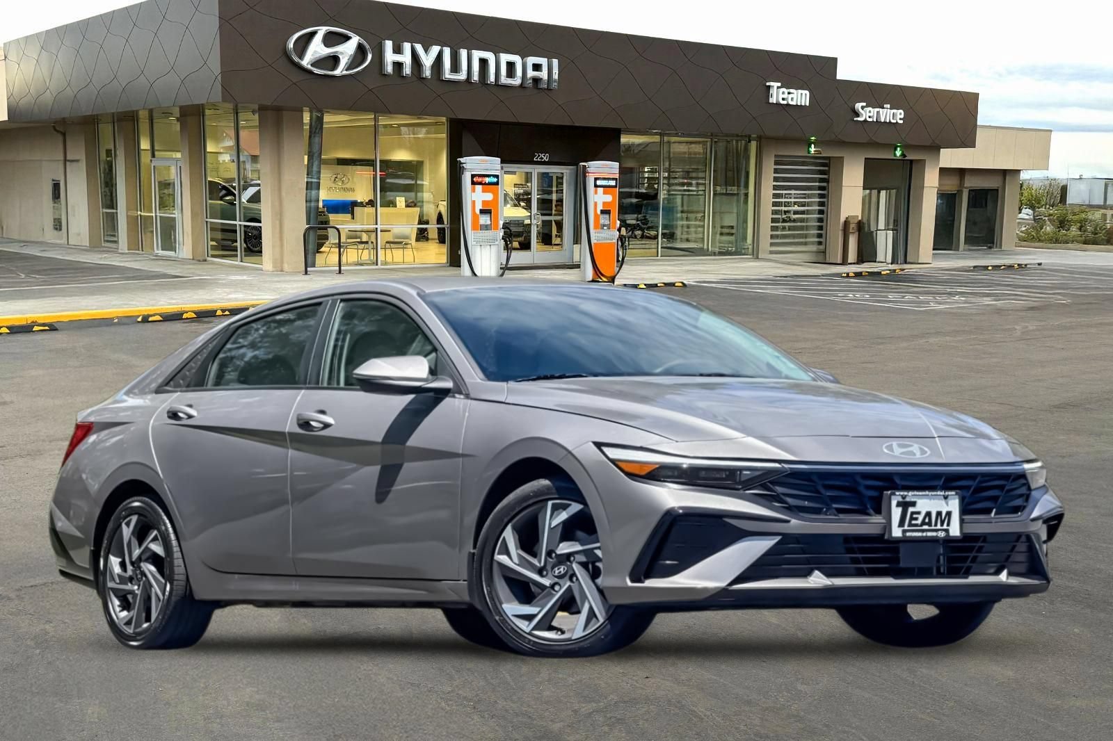 Used 2025 Hyundai Elantra Limited FWD image 2