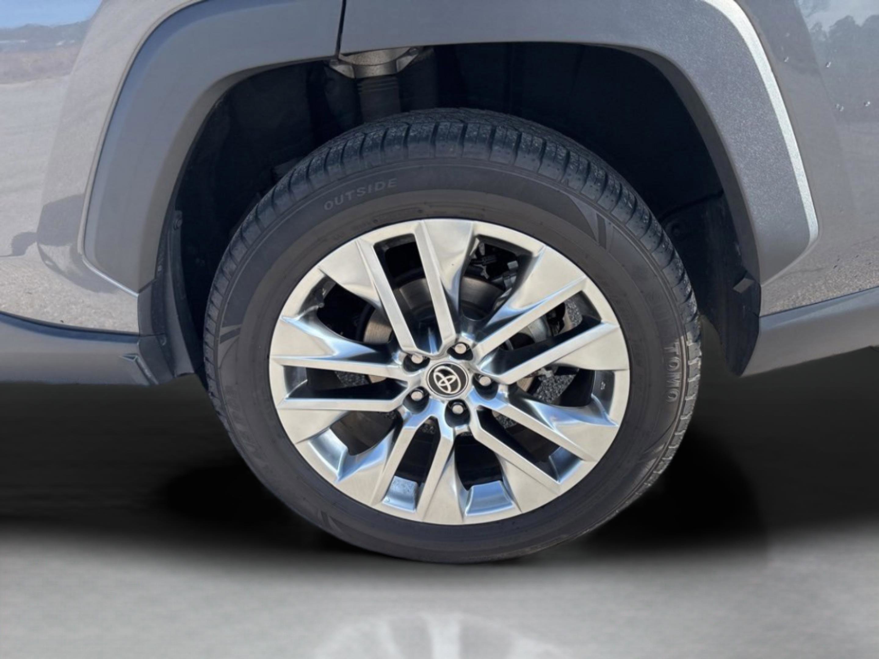 Used 2021 Toyota RAV4 XLE Premium image 45