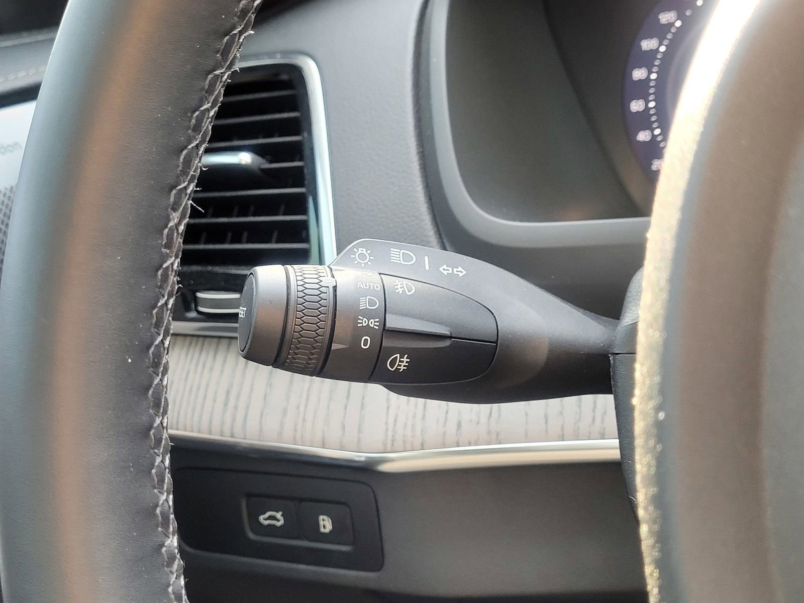 Certified 2024 Volvo XC90 T8 Ultimate w/ Protection Package Premier image 23